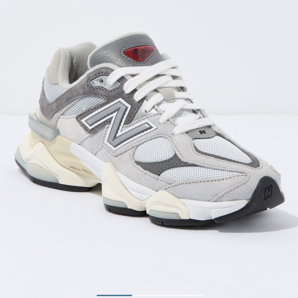 new balance 9060 women’s sneaker size 9.5 color gray